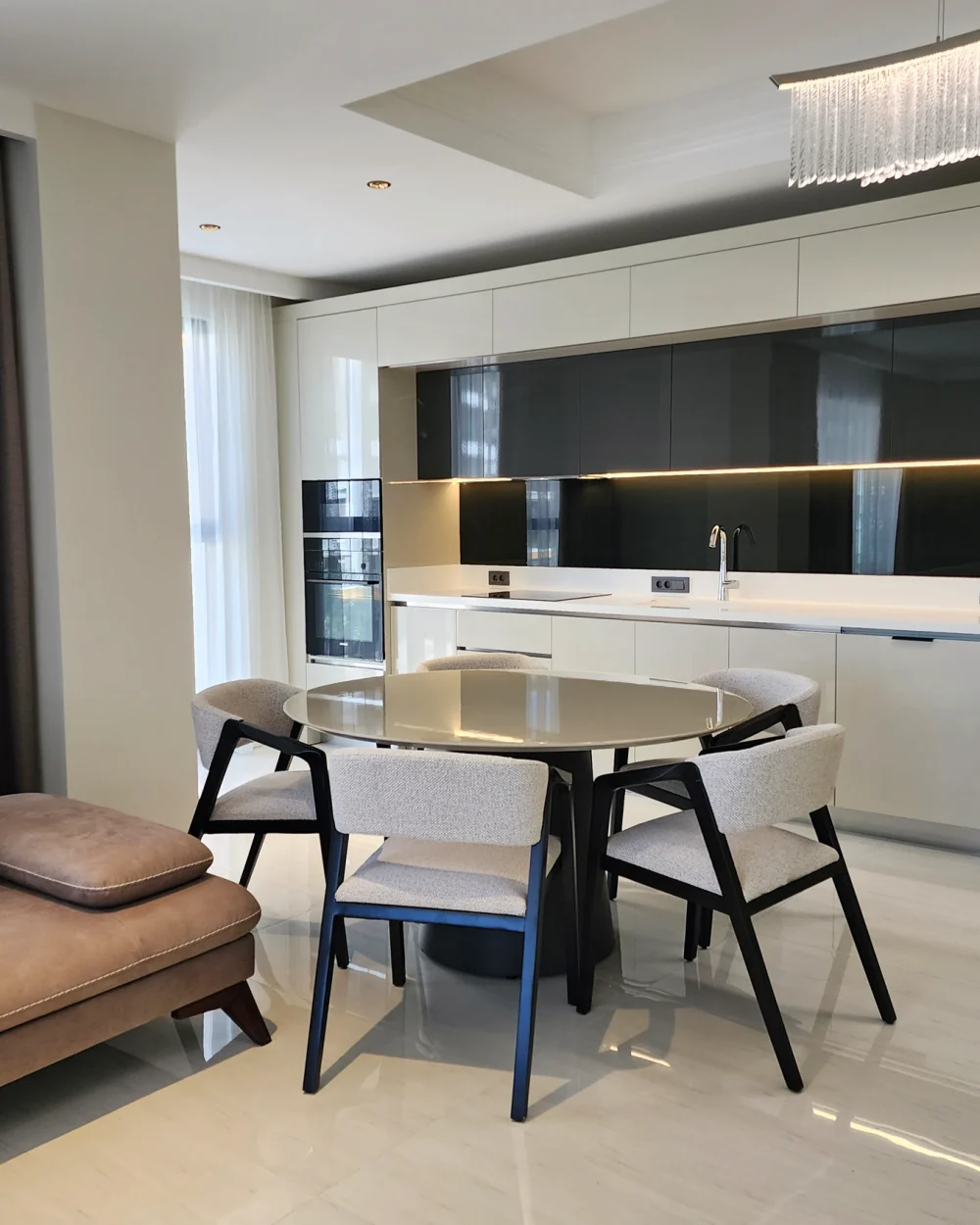 Azura: кухня рядом с обеденной зоной