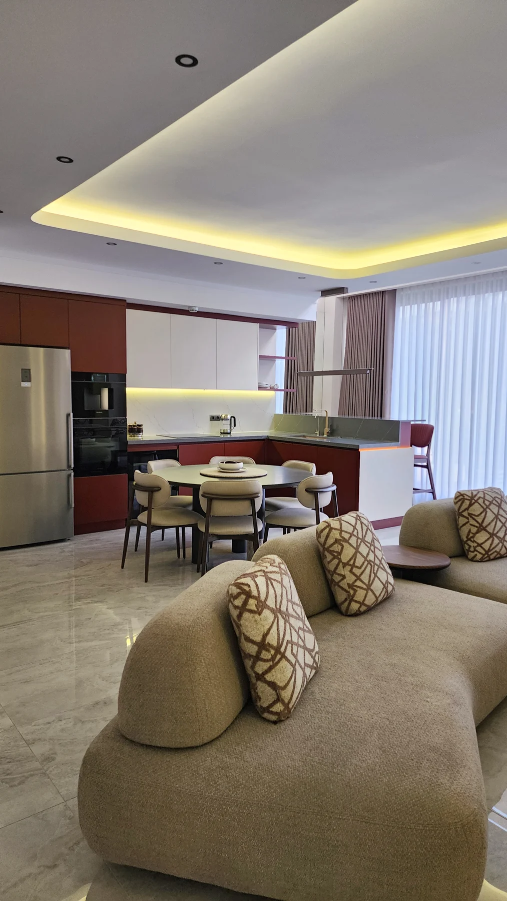 Кухня и гостиная реализованного Garden Duplex